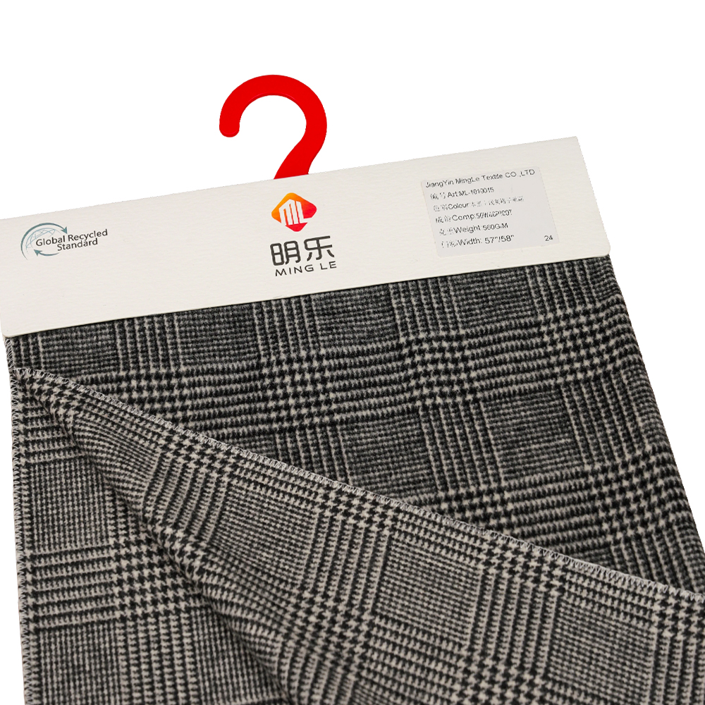 50 % vlna, 40 % polyester, 10 % ostatní vlákno, 560 G/M, černá + světle šedá, kostkovaná jednolícní krycí vlněná tkanina, ML-1010015