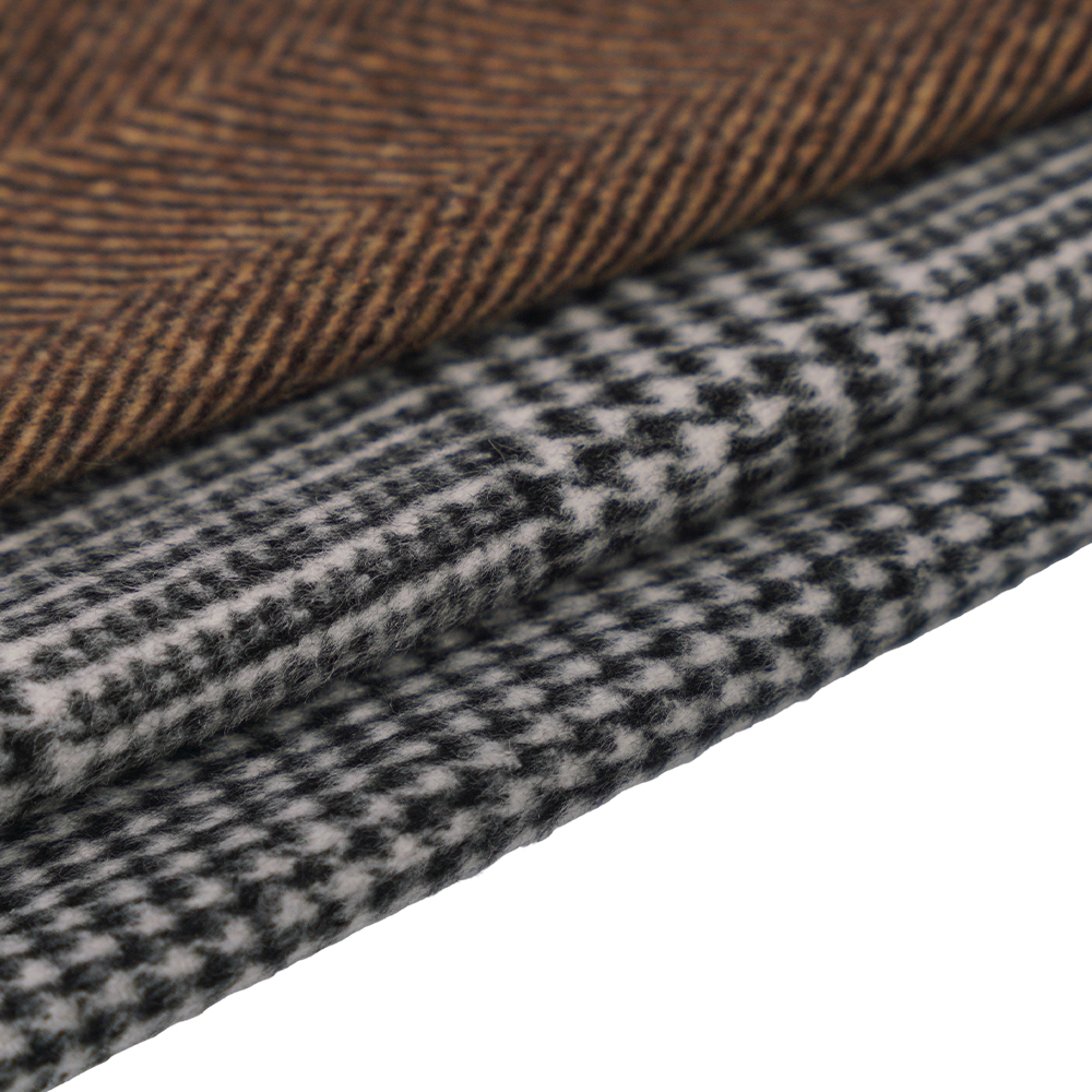 50 % vlna, 40 % polyester, 10 % ostatní vlákno, 560 G/M, černá + světle šedá, kostkovaná jednolícní krycí vlněná tkanina, ML-1010015